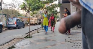 Daring Guy Flashing Sex – In Girls While Asking Part 2