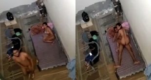 Girlfriend ko chodtte hue uske bahan k saamne pakda gaya ladka